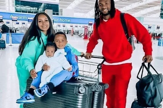 Une famille à l’aéroport avec ses bagages, prête à embarquer