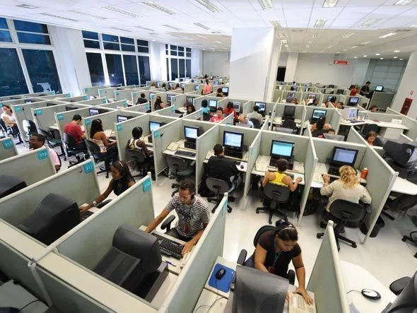 Salle d'examen informatisée, candidats installés à leurs postes